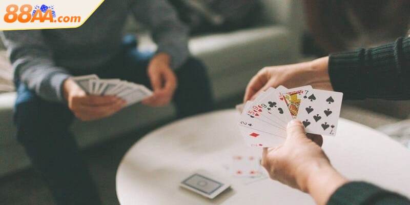 Bài tiến lên có từ 2 đến 4 người chơi và dùng bộ bài 52 lá